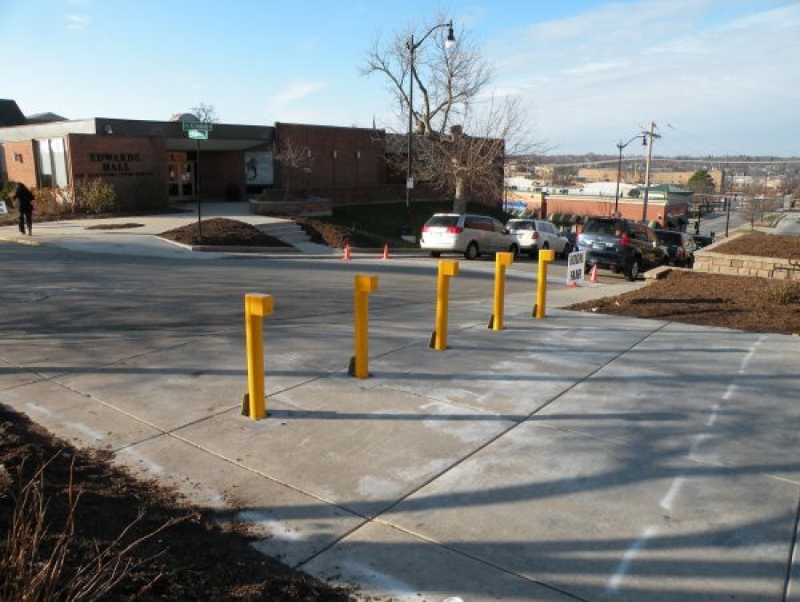 TrafficGuard, Inc Round Post Top Lock High Security - Removable bollards Elgin Academy, Elgin, IL