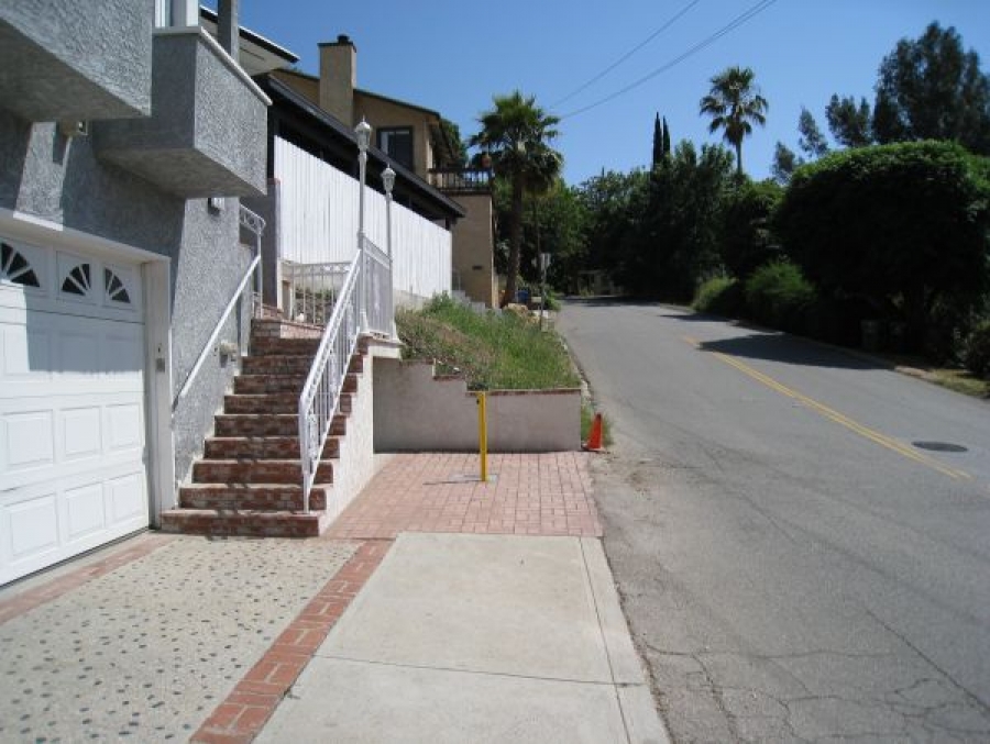 TrafficGuard, Inc Round Post Top Lock - Vehicle bollards Parking Space
